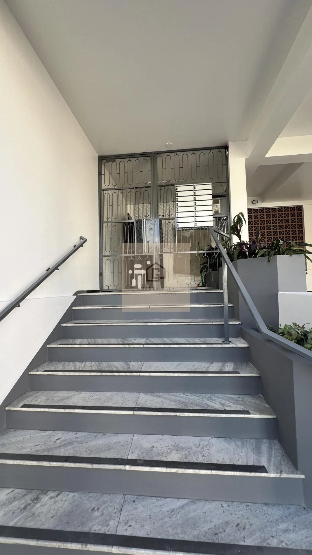 Apartamento 2 dormitórios semimobiliado
