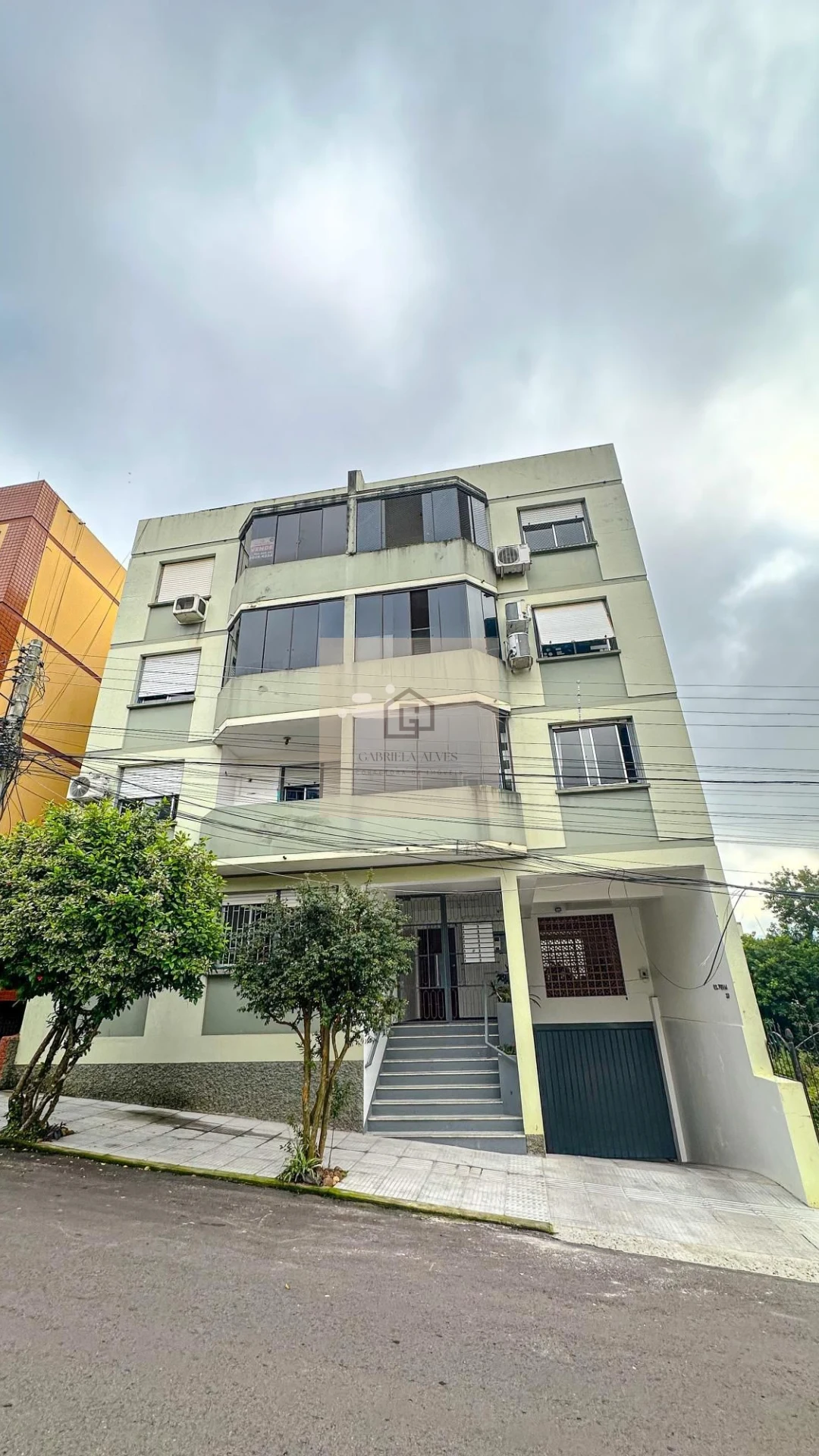 Apartamento 2 dormitórios semimobiliado