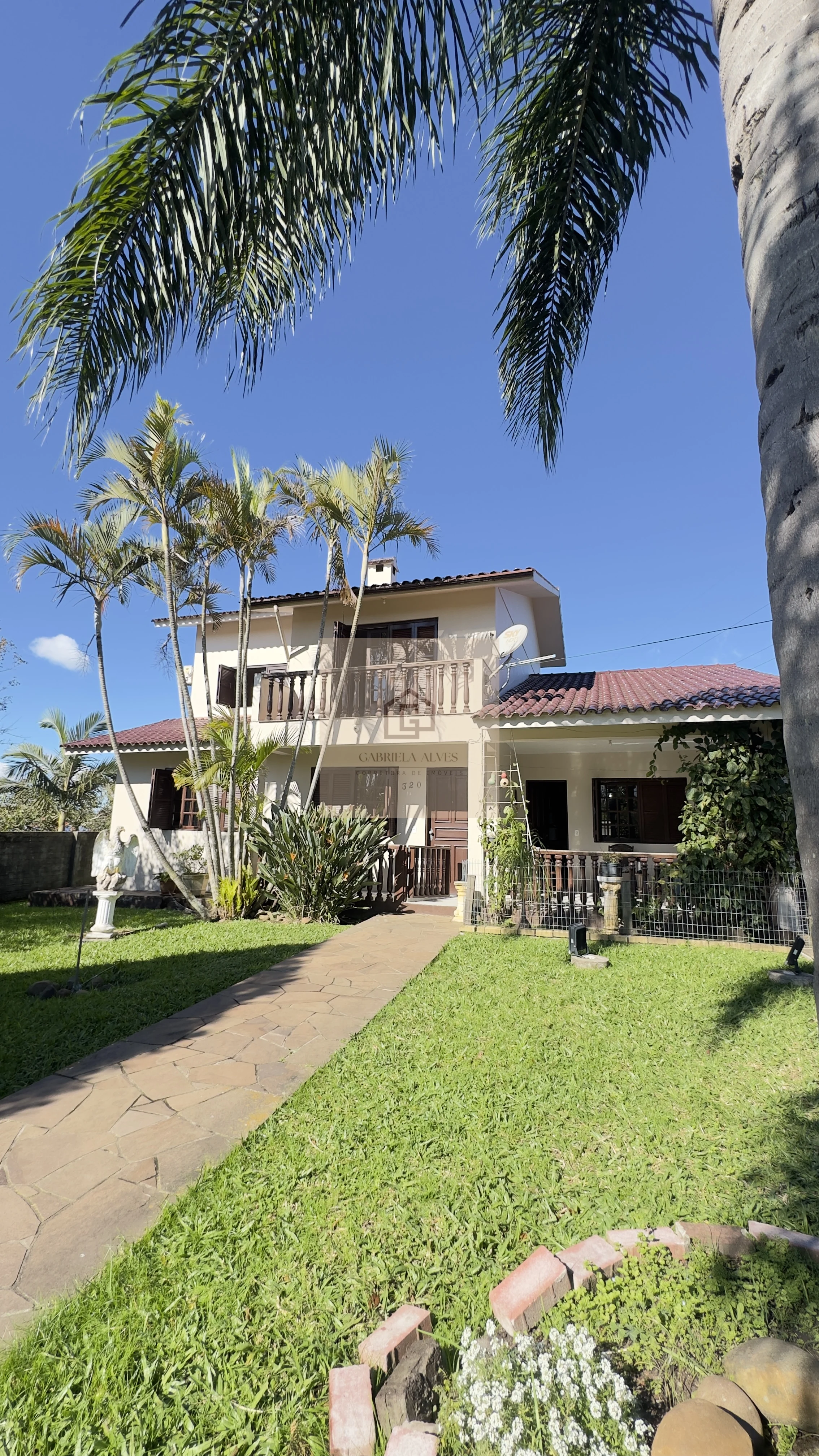Casa ampla com 4 dormitórios, espaço gourmet, piscina, 3 vagas, bairro São José!