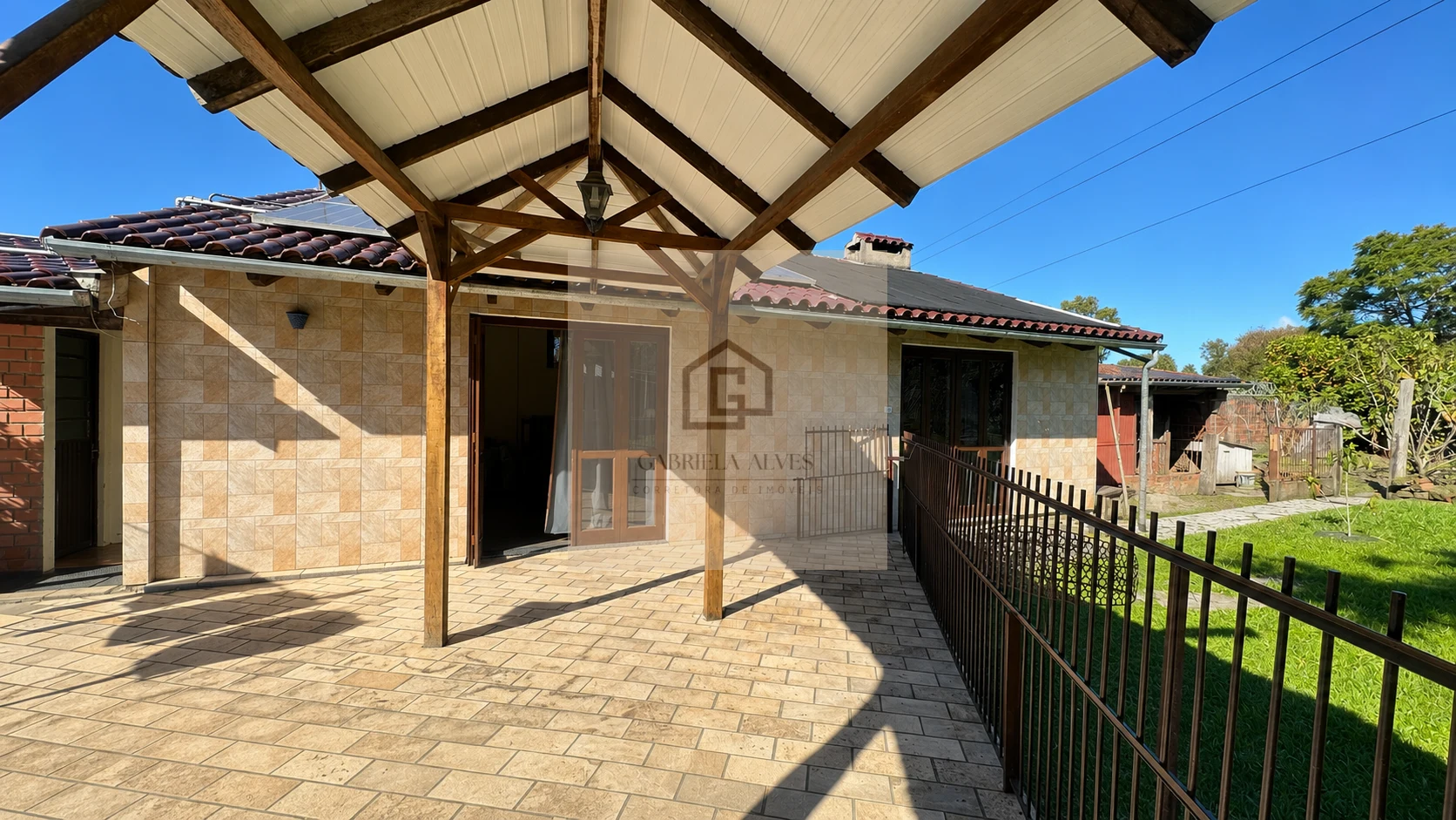 Casa ampla com 4 dormitórios, espaço gourmet, piscina, 3 vagas, bairro São José!