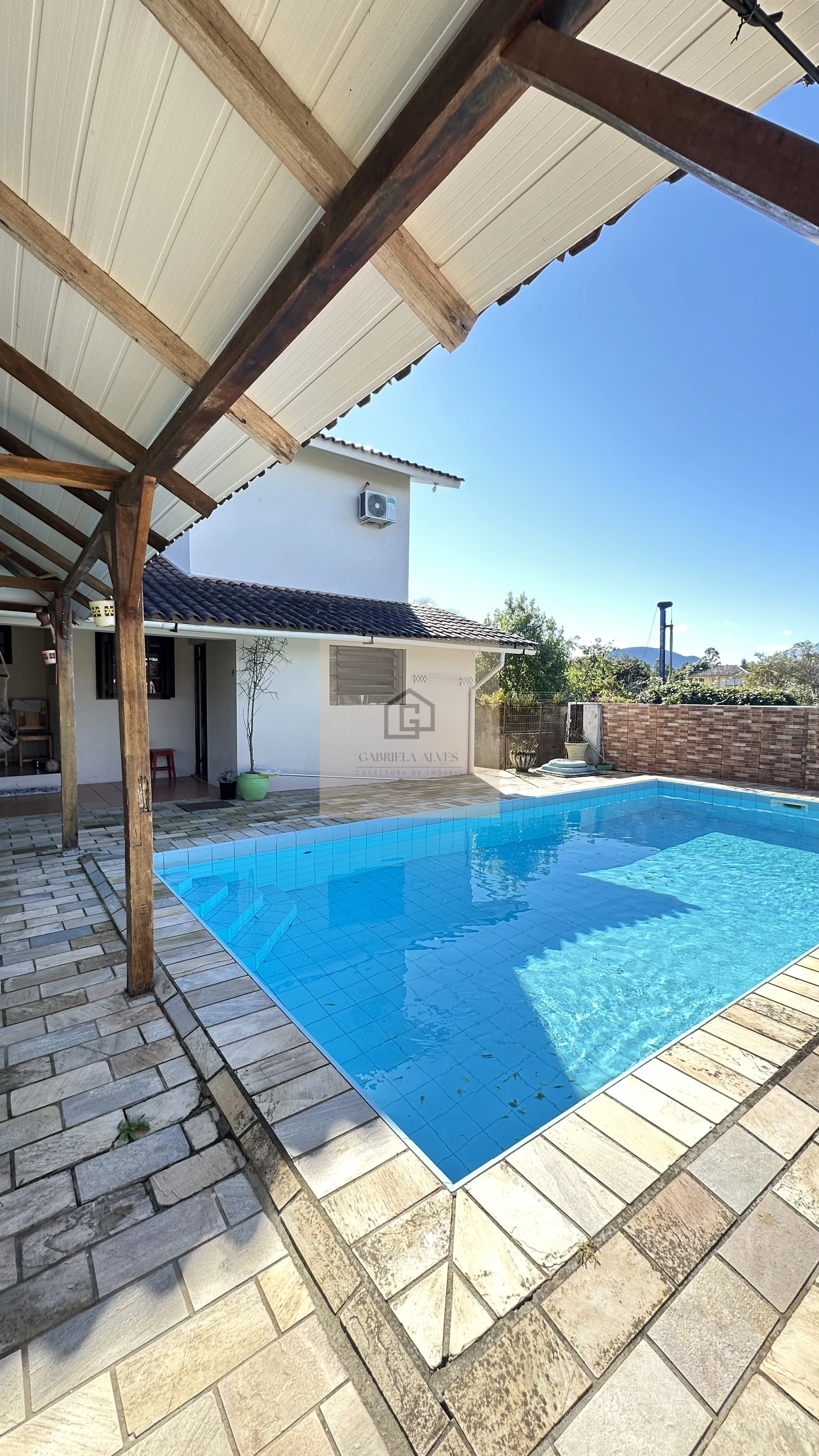 Casa ampla com 4 dormitórios, espaço gourmet, piscina, 3 vagas, bairro São José!
