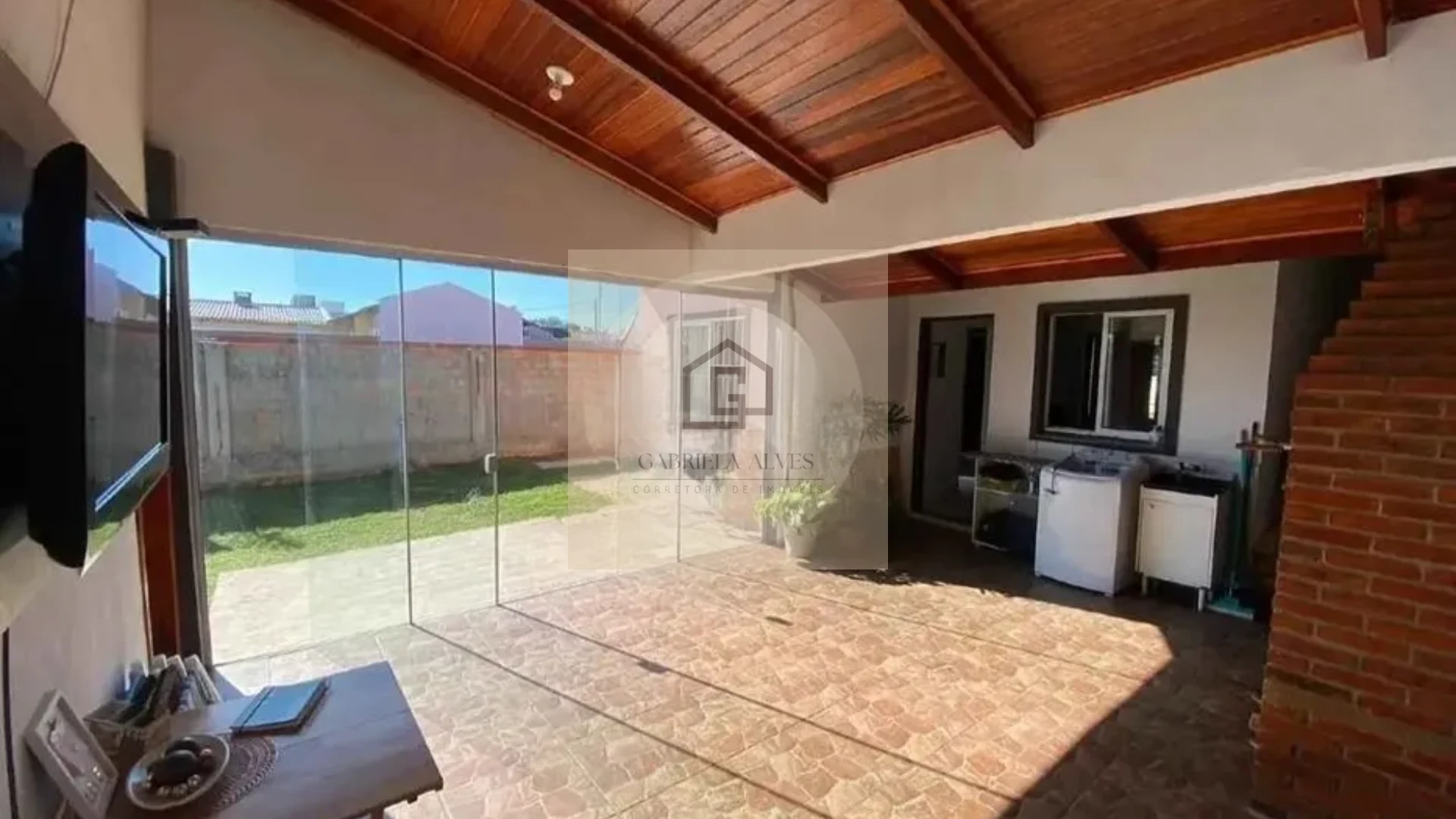 Casa com 3 Dormitórios, Lareira, Churrasqueira e Pátio Privativo