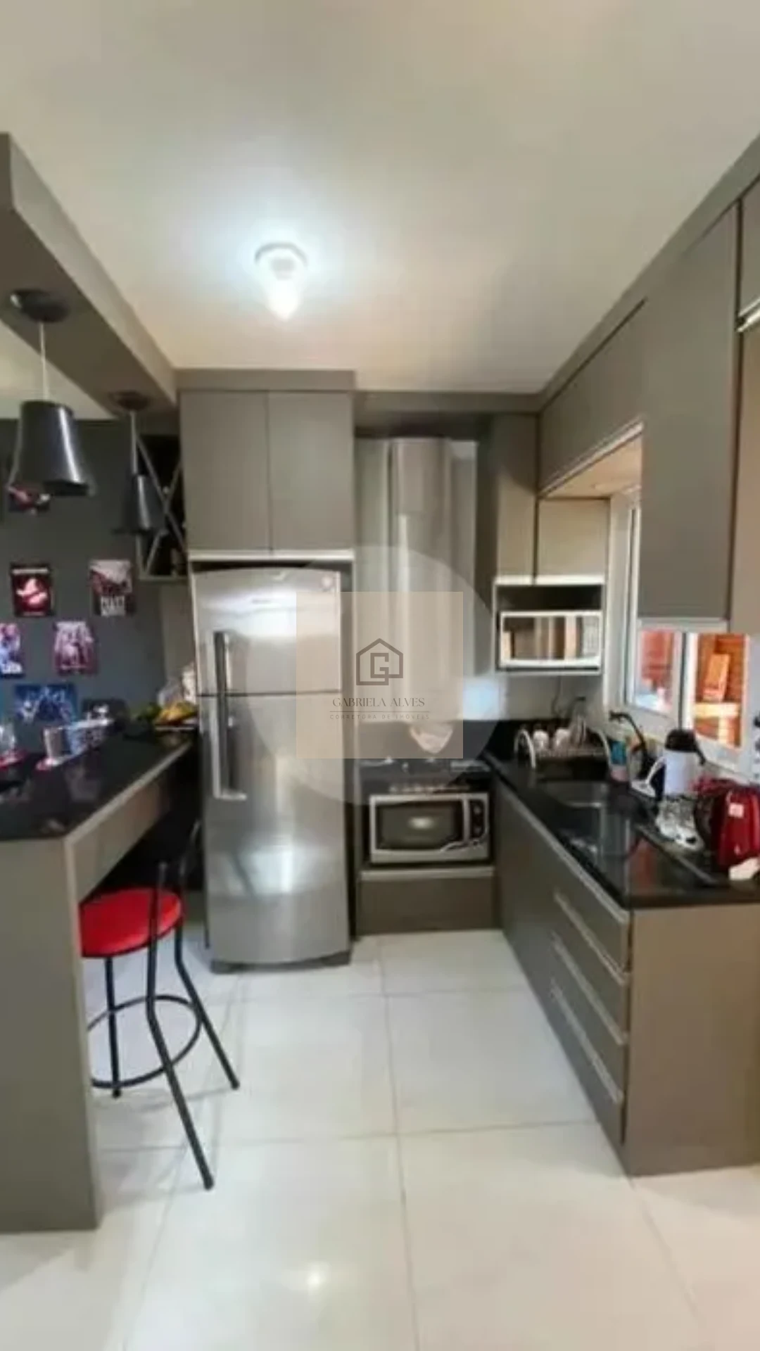 Casa com 3 Dormitórios, Lareira, Churrasqueira e Pátio Privativo