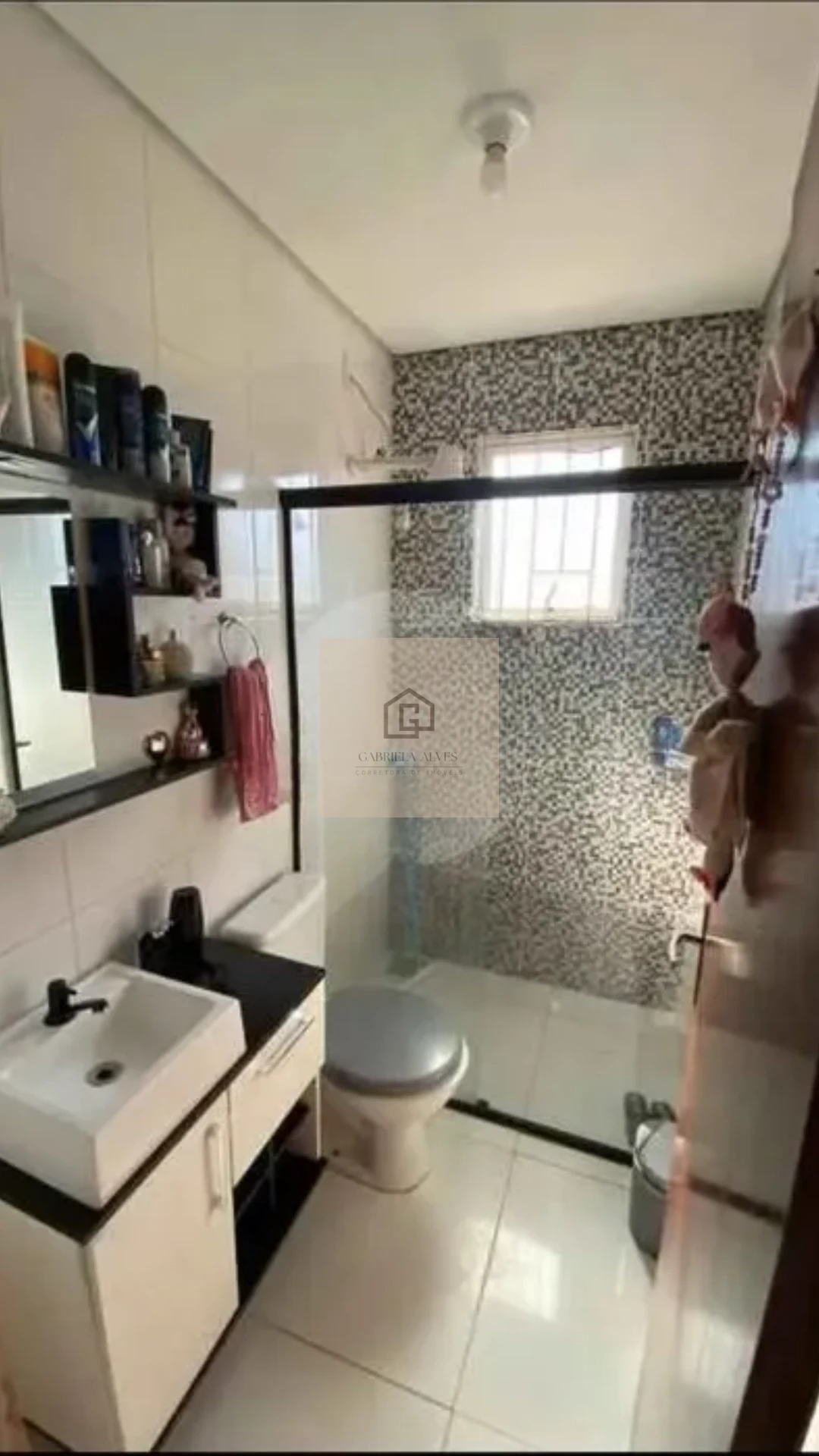 Casa com 3 Dormitórios, Lareira, Churrasqueira e Pátio Privativo