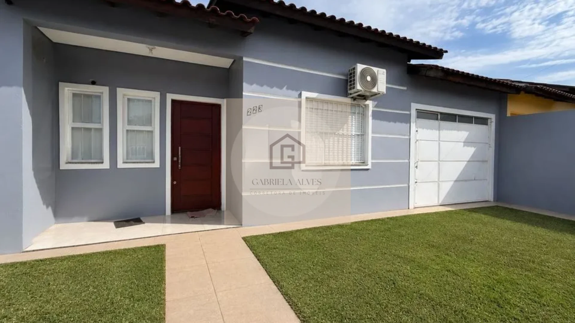 Casa Semimobiliada com 2 Dormitórios e Amplo Pátio à Venda em Camobi | Galápagos