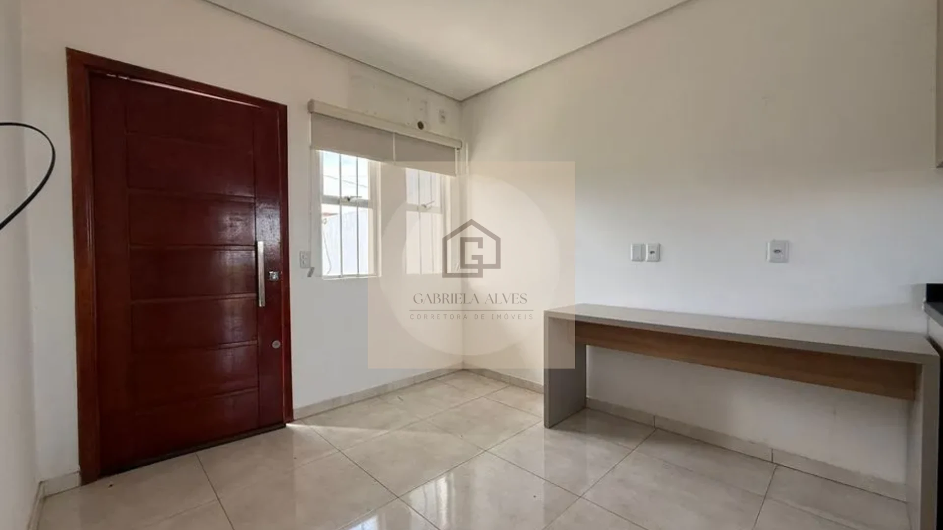 Casa Semimobiliada com 2 Dormitórios e Amplo Pátio à Venda em Camobi | Galápagos