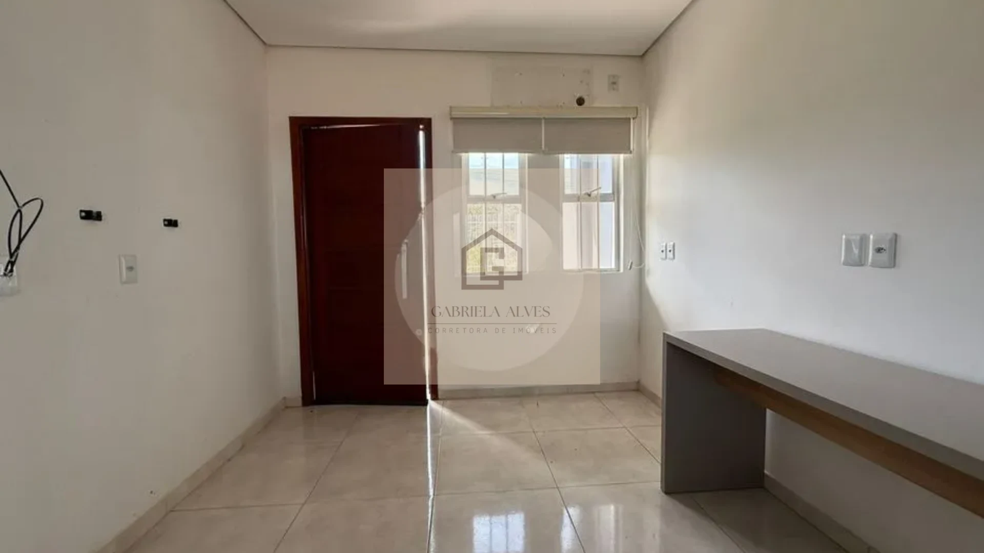 Casa Semimobiliada com 2 Dormitórios e Amplo Pátio à Venda em Camobi | Galápagos