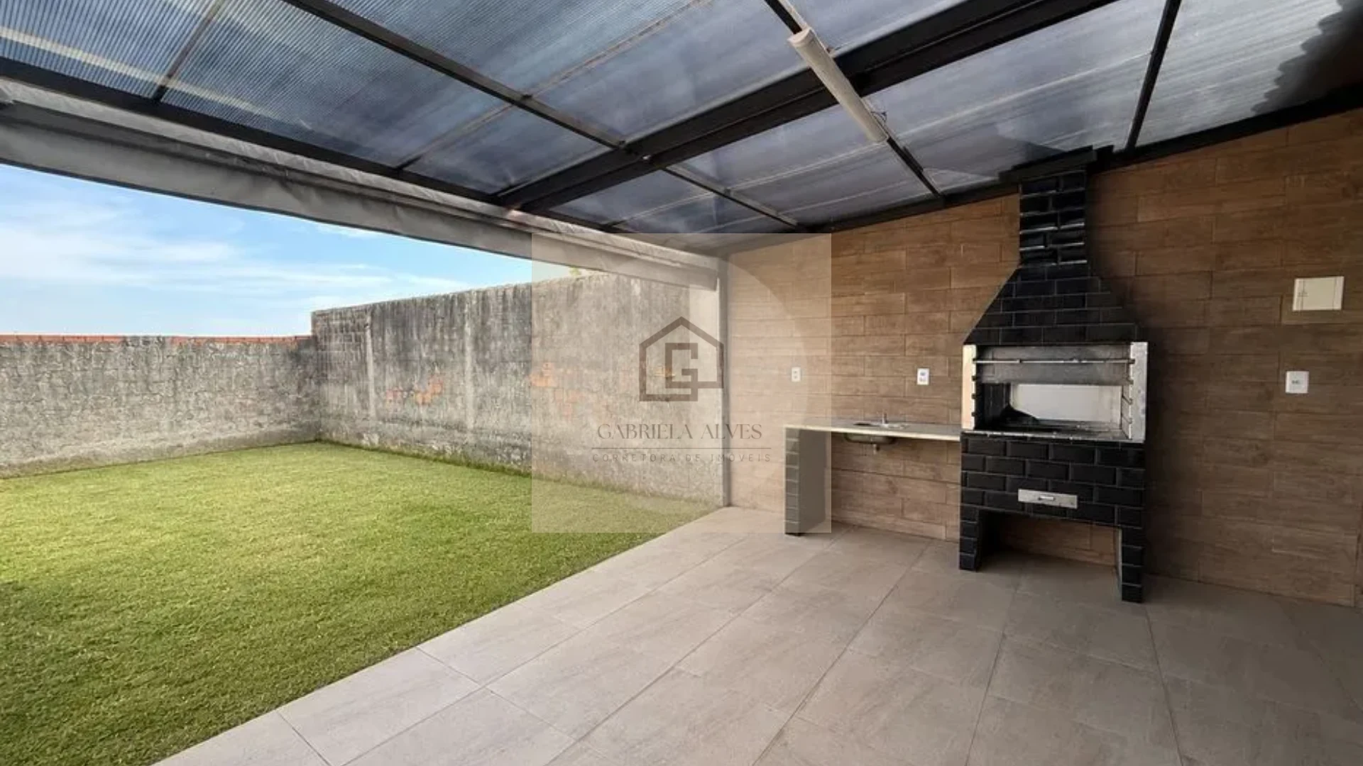 Casa Semimobiliada com 2 Dormitórios e Amplo Pátio à Venda em Camobi | Galápagos