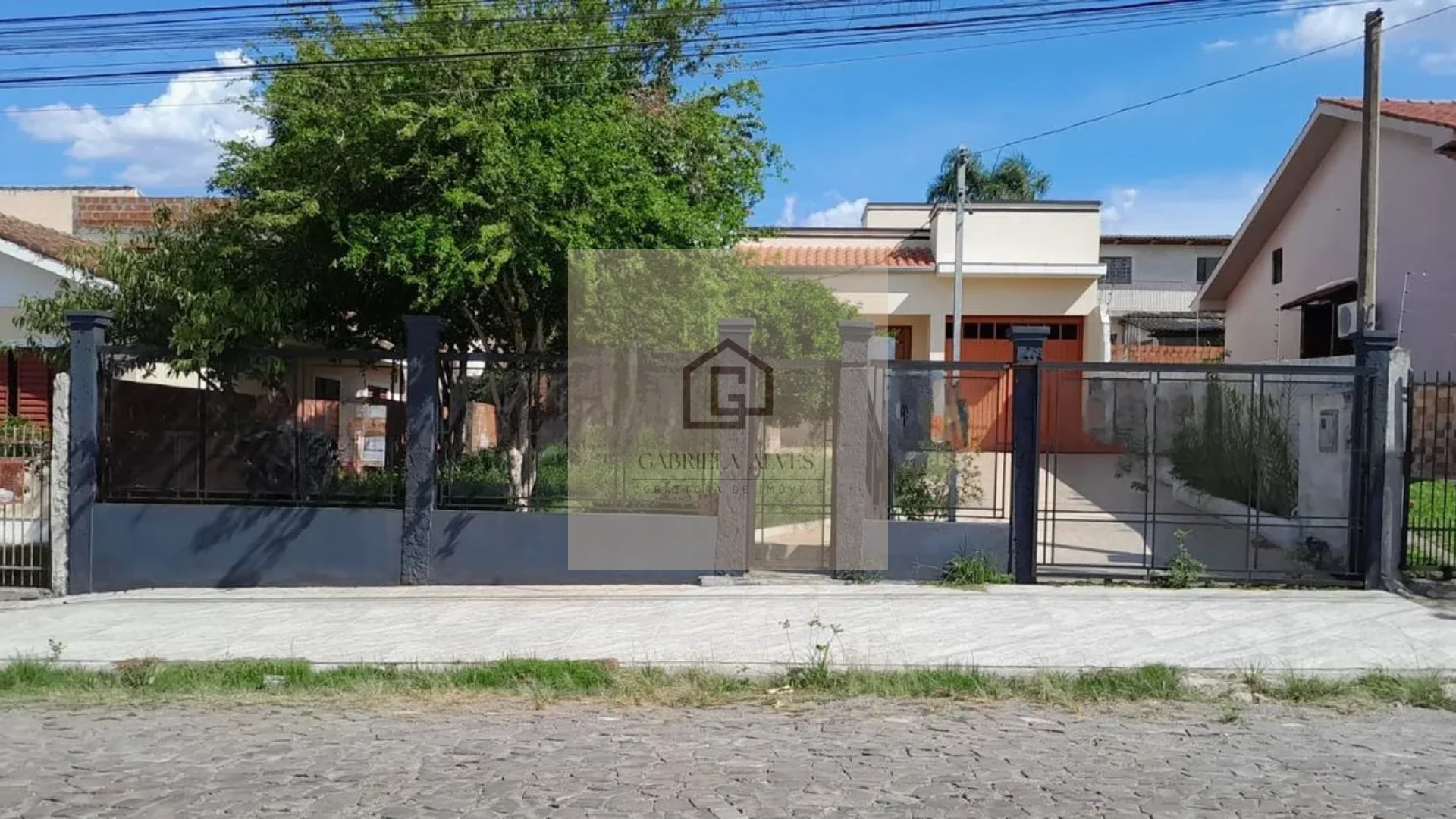 🏡 Casa Reformada com Suíte, Amplo Pátio e 3 Vagas à Venda no Bairro Pinheiro Machado
