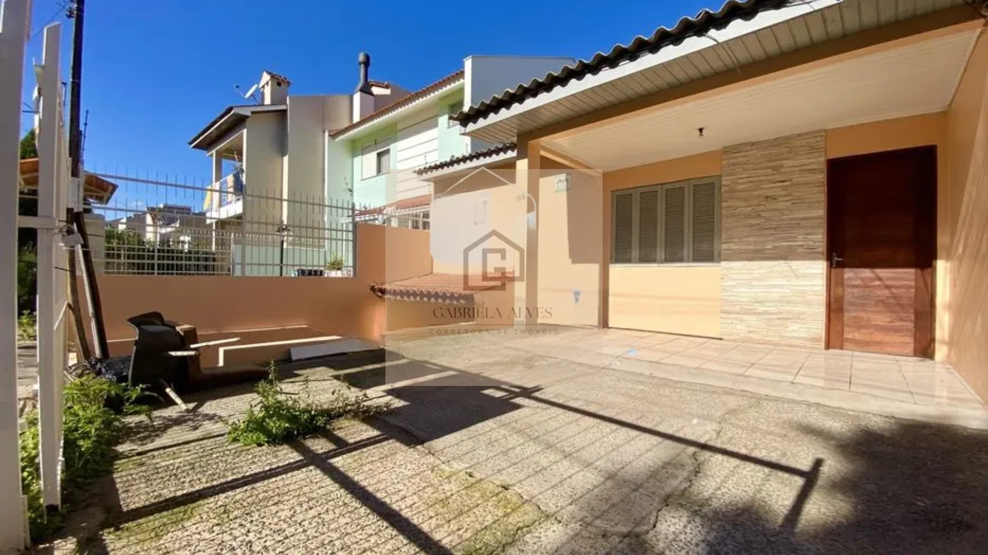 🏡 Casa Semimobiliada com Piscina e Lareira à Venda no Bairro Medianeira