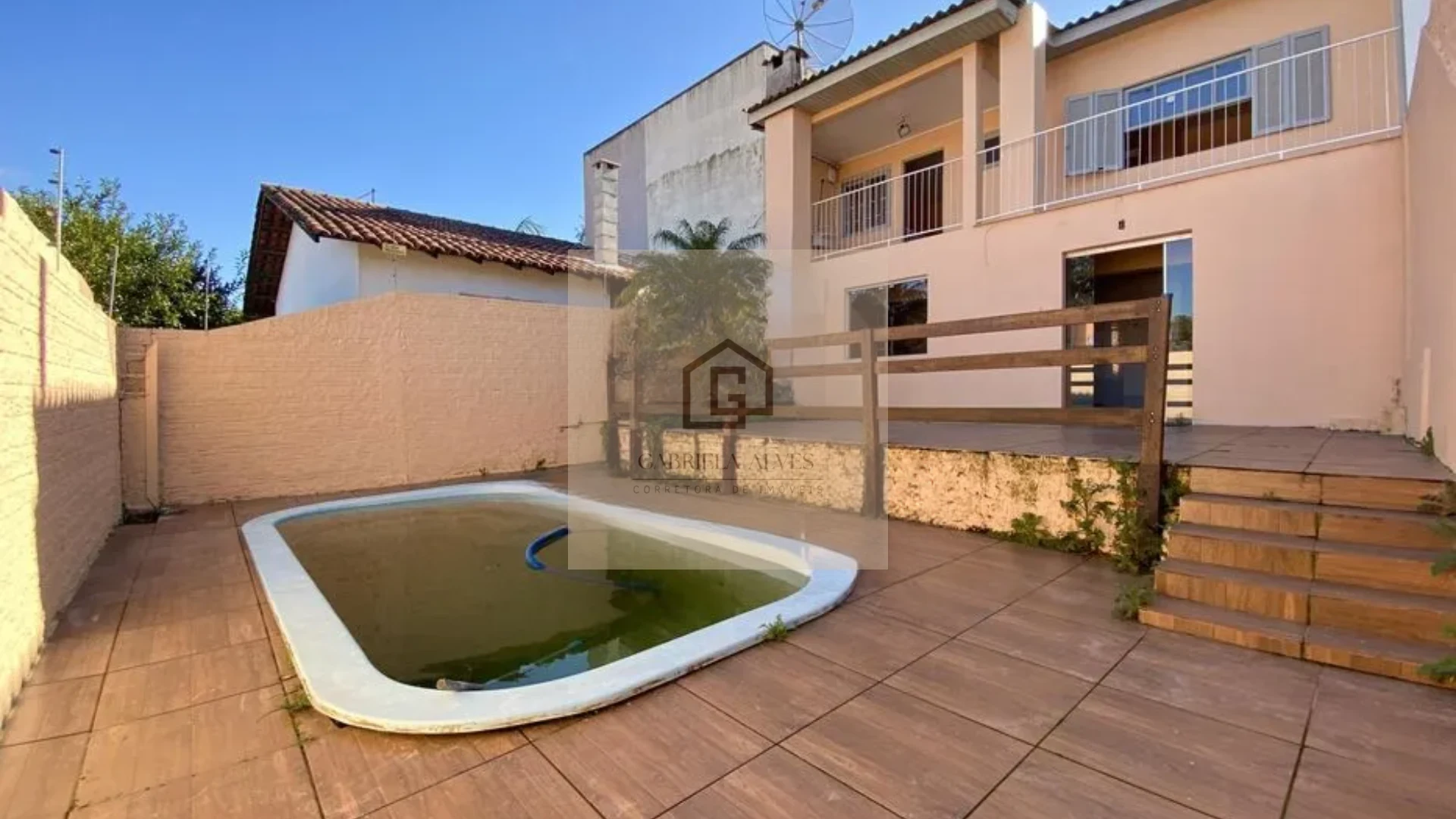 🏡 Casa Semimobiliada com Piscina e Lareira à Venda no Bairro Medianeira