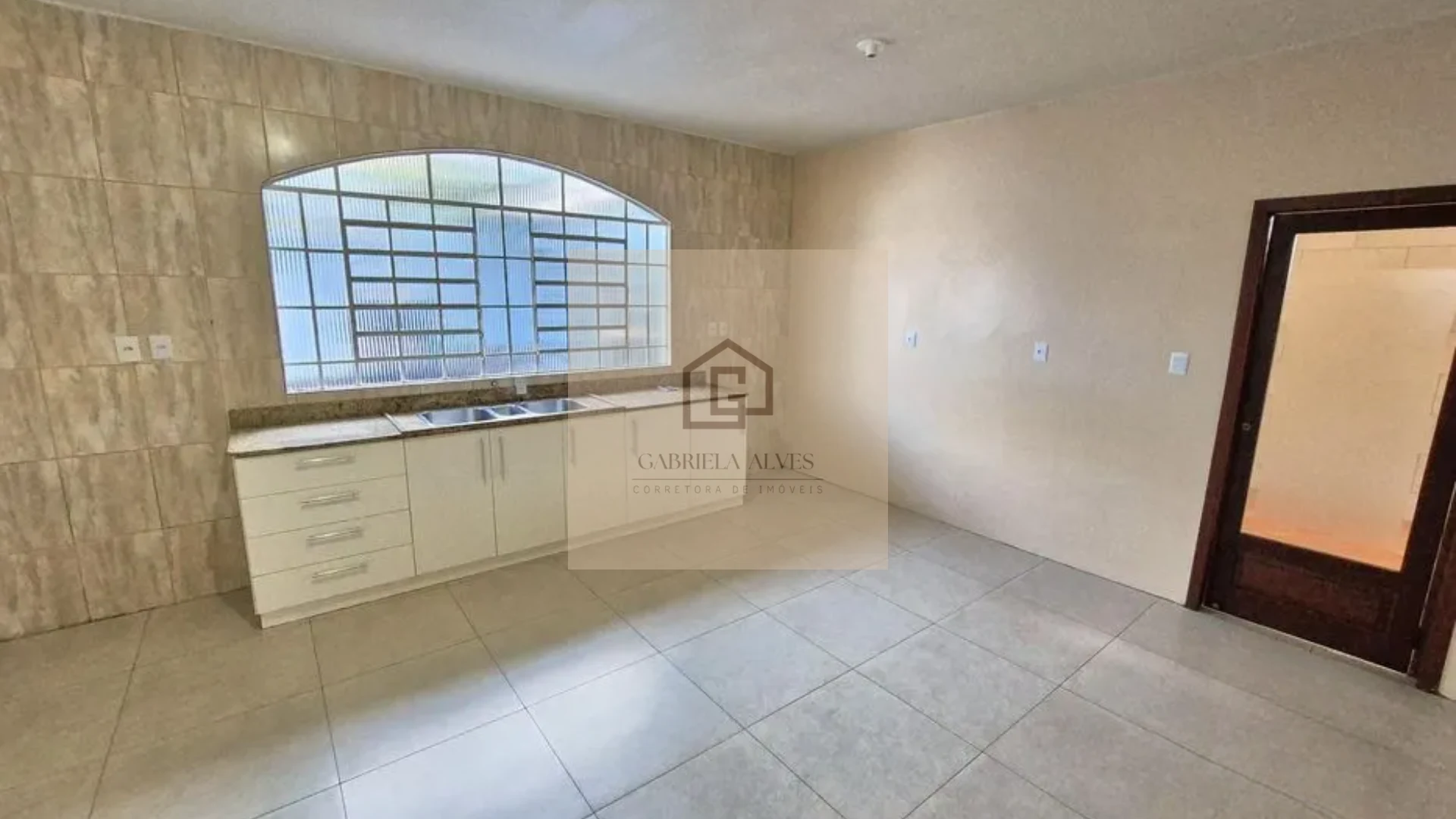🏡 Casa com 3 Dormitórios e Amplo Terreno à Venda no Bairro Pé de Plátano – Camobi