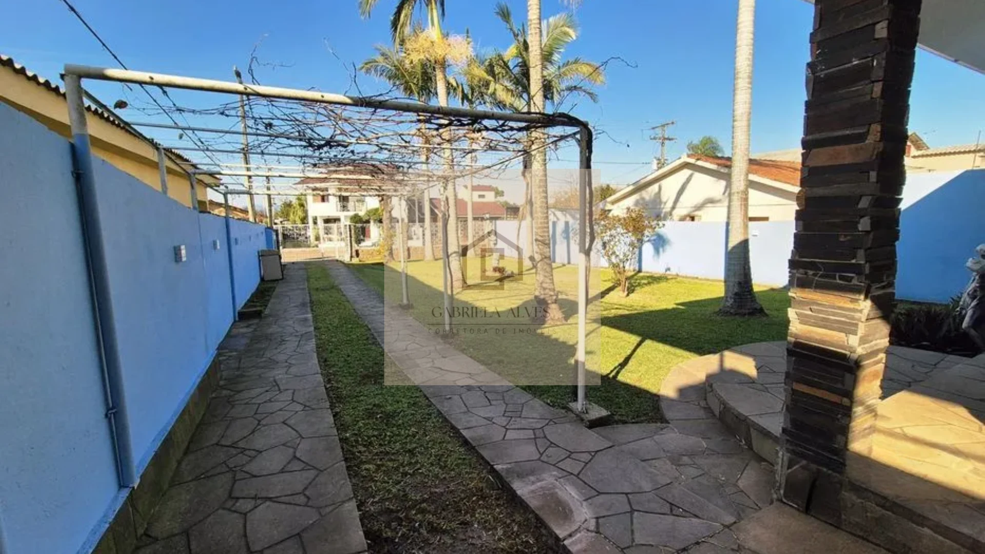 🏡 Casa com 3 Dormitórios e Amplo Terreno à Venda no Bairro Pé de Plátano – Camobi