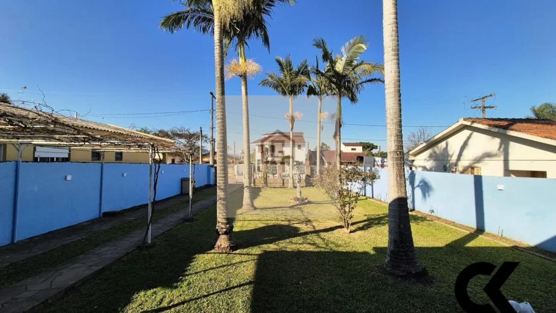 🏡 Casa com 3 Dormitórios e Amplo Terreno à Venda no Bairro Pé de Plátano – Camobi